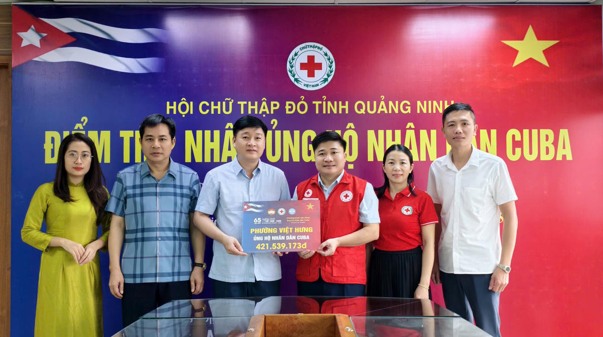 Hội Chữ thập đỏ tỉnh Quảng Ninh tiếp nhận kinh phí ủng hộ nhân dân Cuba từ các địa phương, đơn vị,... trên địa bàn tỉnh. Ảnh: Ngọc Anh.
