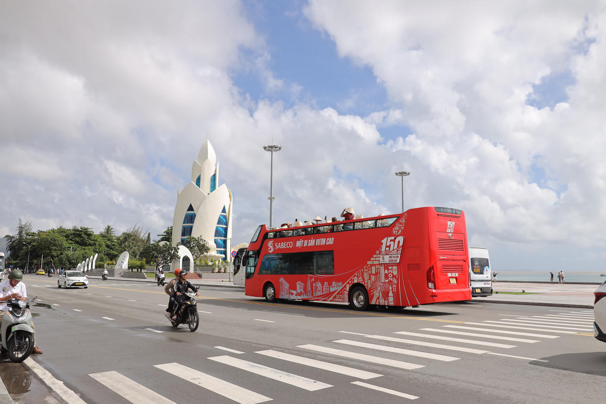 “Hành Trình Di Sản” với hình ảnh chiếc xe buýt hai tầng màu đỏ thu hút sự quan tâm của người dân