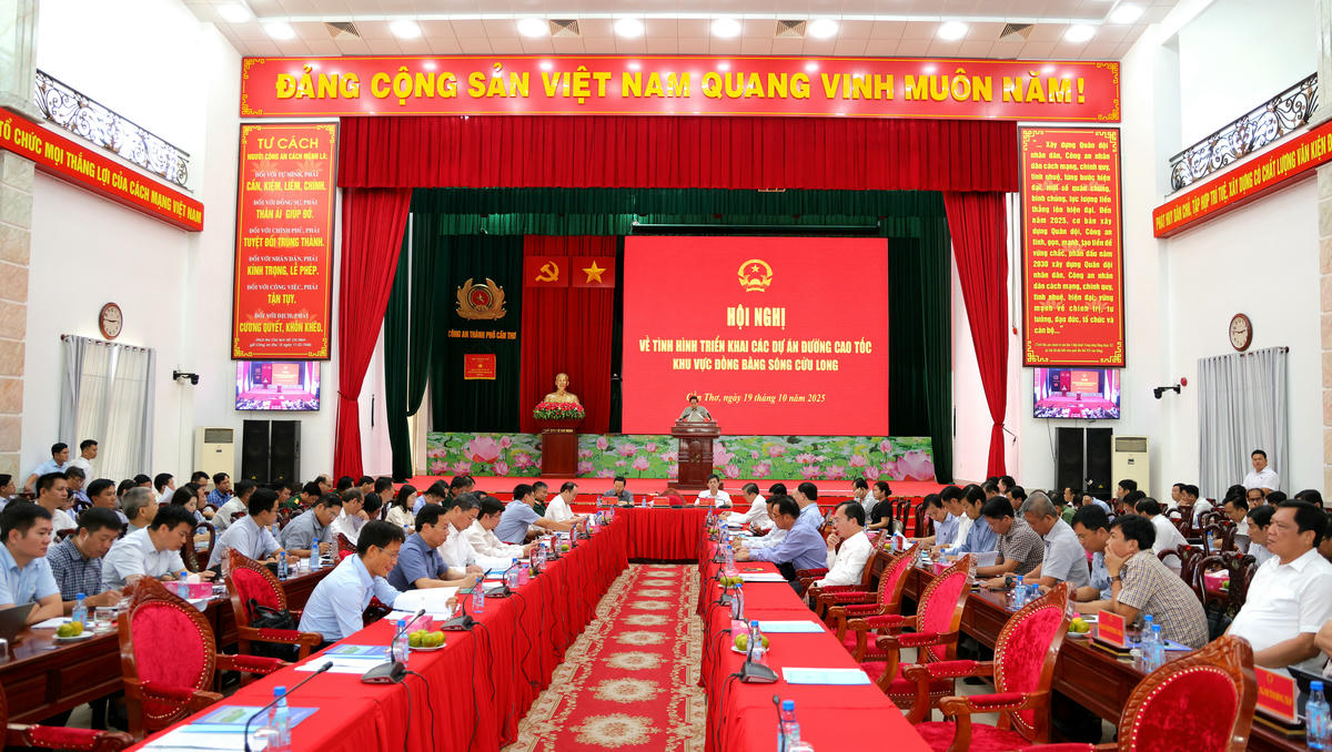 Thủ tướng Chính phủ Phạm Minh Chính chủ trì Hội nghị về tình hình triển khai các dự án đường cao tốc khu vực ĐBSCL.&nbsp;(ảnh: M.T)