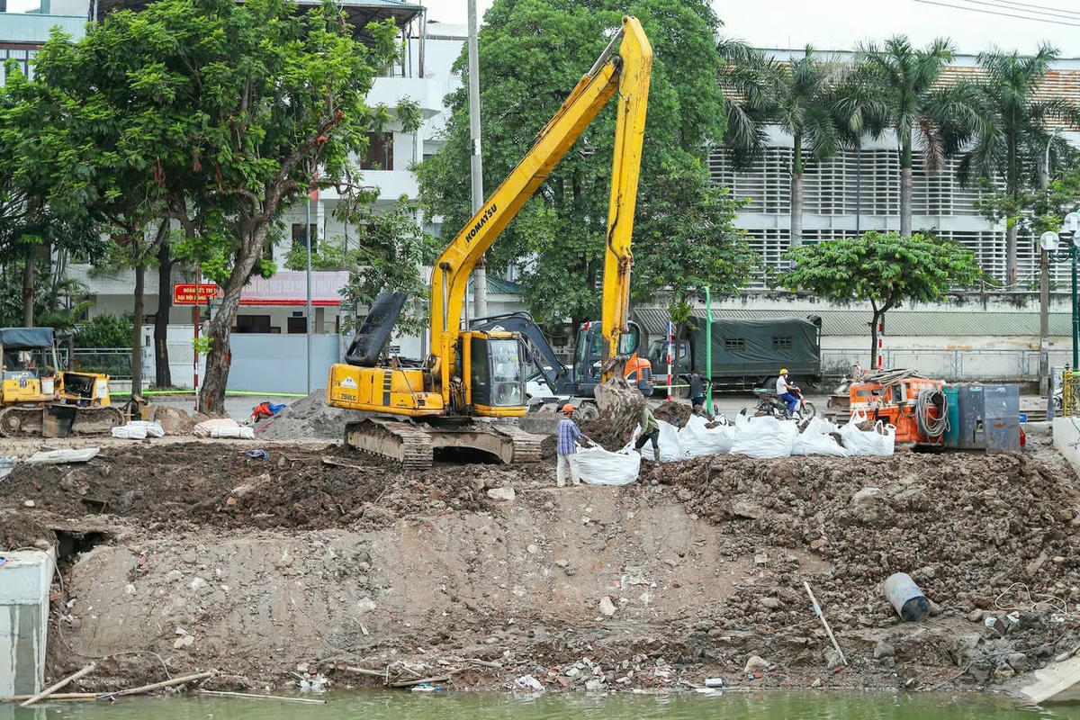 Thời gian qua, Hà Nội đã triển khai một loạt các giải pháp như nạo vét lòng sông Tô Lịch để nâng cao hiệu quả tiêu thoát nước. Ảnh: Lê Khánh.