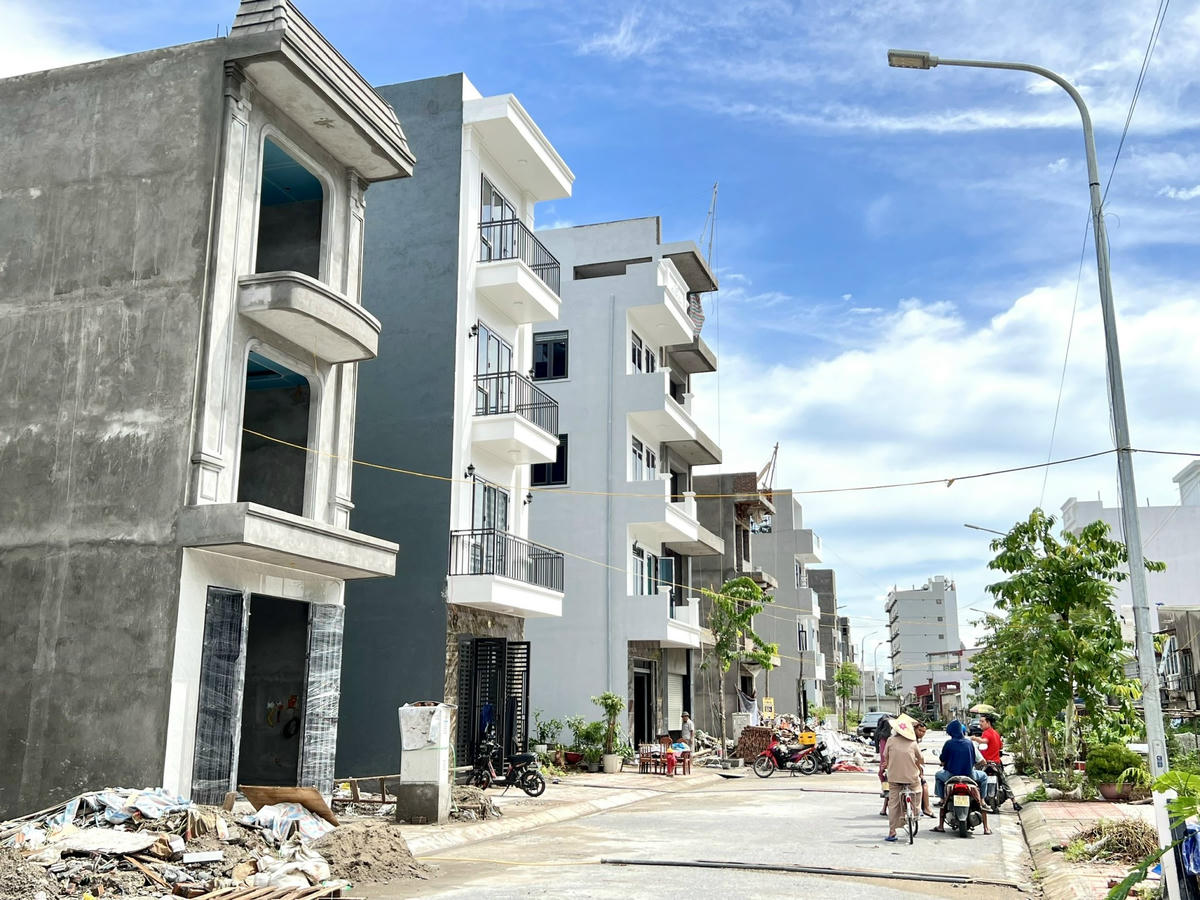 Tất cả các hộ dân xây dựng nhà ở tại khu TĐC đều phải "câu" điện, nước từ khu dân cư bên cạnh. Ảnh: PT.&nbsp;