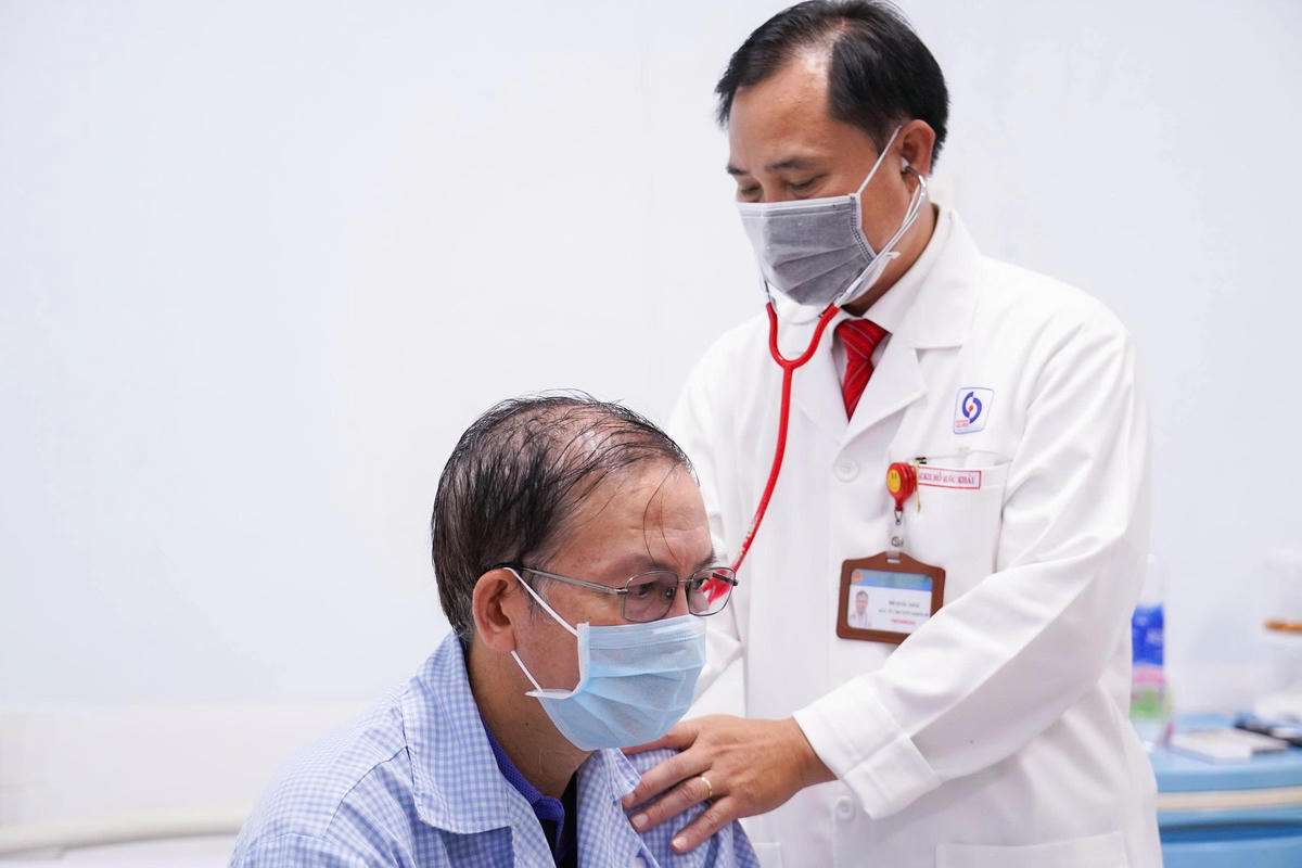 Ngoài số lượng trẻ bị bệnh hô hấp tăng cao thì người già cũng dễ mắc bệnh này. 