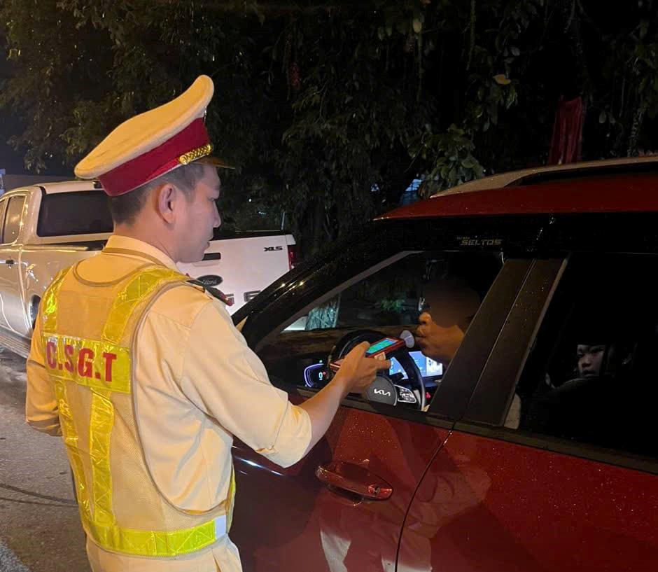 Lực lượng CSGT, Công an TP Đà Nẵng đang đo nồng độ cồn. Ảnh: CV.


