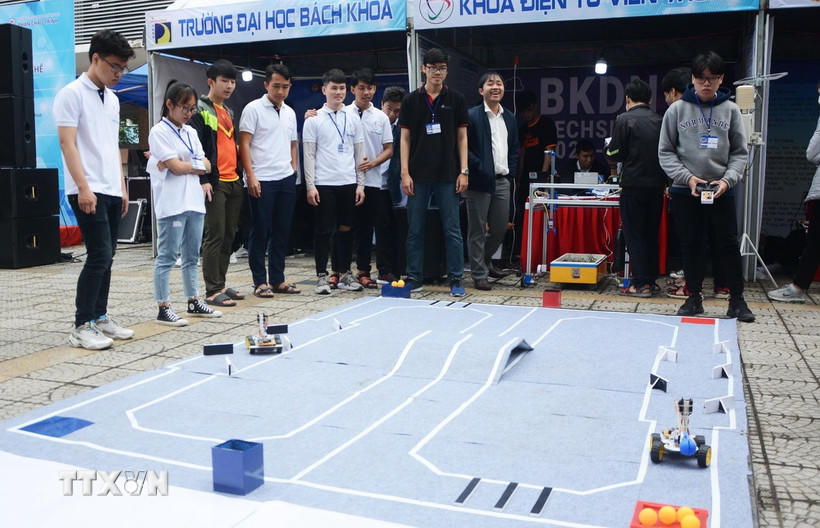 Học sinh, sinh viên thành phố Đà Nẵng trình diễn kỹ thuật của các robot thông minh. (Ảnh: Văn DũngTTXVN).