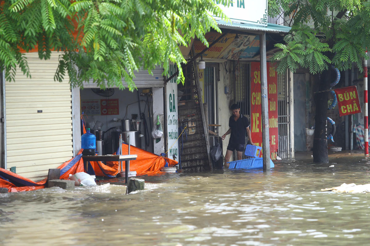 Những trận mưa lớn do bão số 11 khiến khu vực Tây Mỗ biến thành biển nước. Ảnh: Lê Khánh.