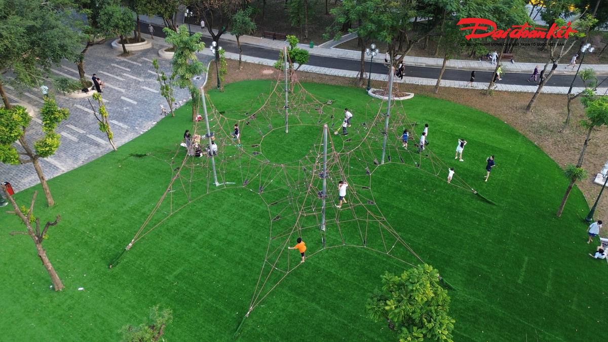 Sau khi hoàn thành, khu vui chơi của công viên cầu giấy luôn thu hút đông đảo người dân đến vui chơi, thể dục.
