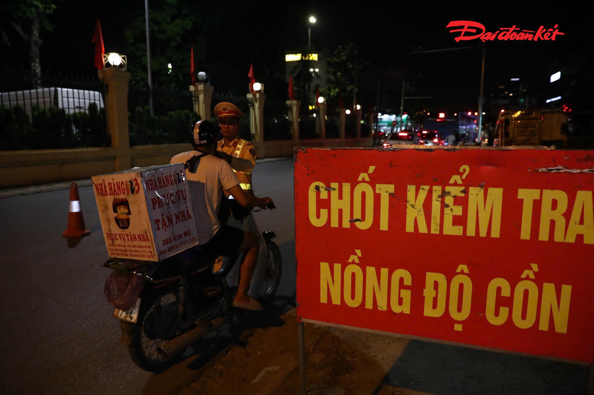 "Thực hiện nghiêm mệnh lệnh của Cục trưởng Cục CSGT và Trưởng Phòng CSGT Hà Nội, đơn vị đã xử lý hơn 60 trường hợp tài xế vi phạm nồng độ cồn. Mục đích không chỉ dừng lại ở xử phạt mà còn để ngăn chặn những người đã uống rượu, bia vẫn cố tình điều khiển xe, qua đó kéo giảm tai nạn giao thông", Trung tá Phạm Văn Chiến nói.