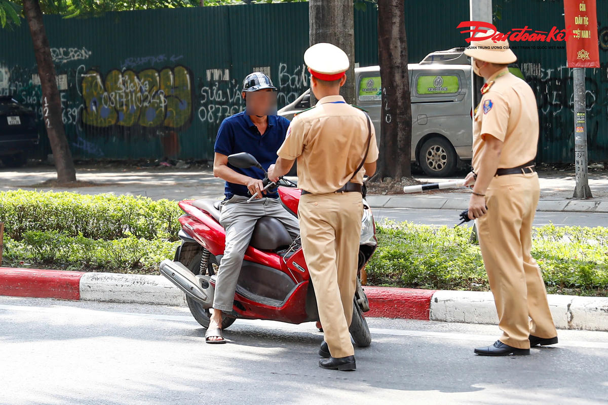 Tài xế N.V.X đi xe máy BKS 29L1-034.xx di chuyển loạng choạng, có dấu hiệu vi phạm nồng độ cồn lên bị lực lượng chức năng dừng xe kiểm tra.