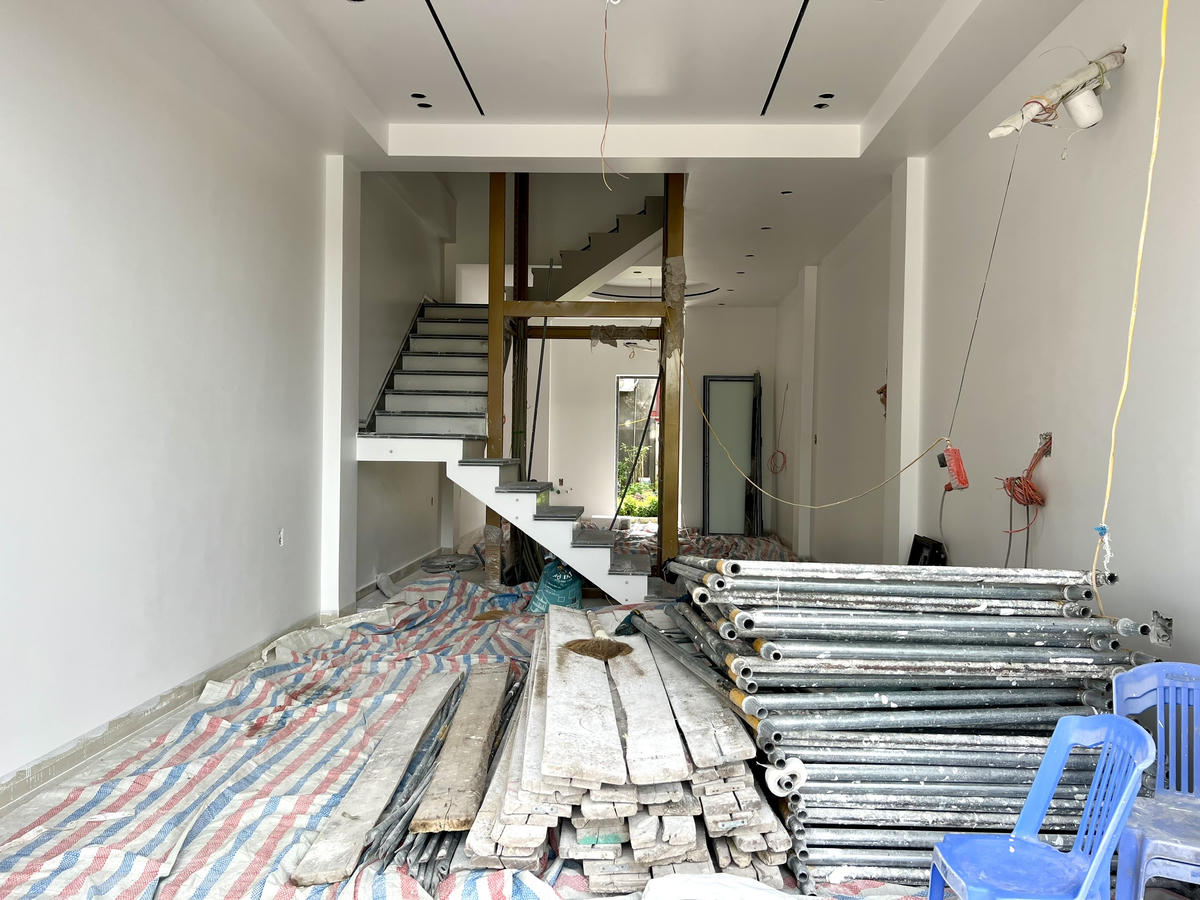 Một hộ dân chờ điện để lắp đặt thang máy trong nhà mới. Ảnh: PT.