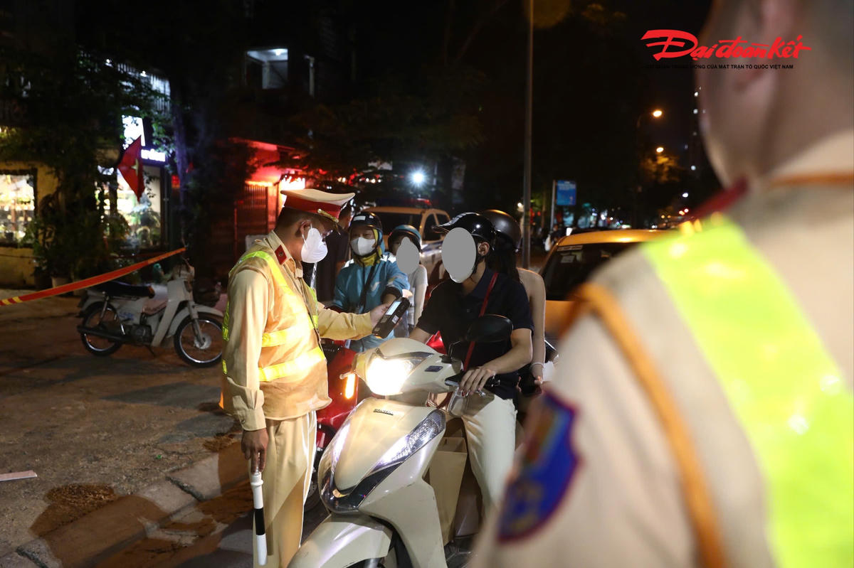 Trung tá Phạm Văn Chiến - Đội trưởng Đội CSGT đường bộ số 6 cho biết, tại 9 điểm kiểm tra nồng độ cồn,&nbsp; trong tối ngày 18/10&nbsp; đã phát hiện hơn 60 trường hợp tài xế xe máy vi phạm.