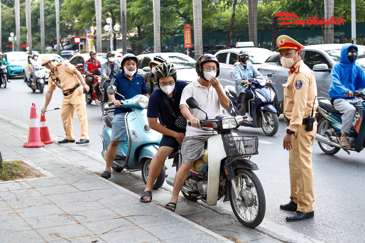 Theo Phòng CSGT Hà Nội, trưa 19/10, các Đội CSGT đường bộ thuộc Phòng đồng loạt triển khai, từ 12h30-14h đã phát hiện, xử lý 258 trường hợp vi phạm nồng độ cồn. Trong đó, 252 trường hợp là xe máy và 6 phương tiện khác.&nbsp;