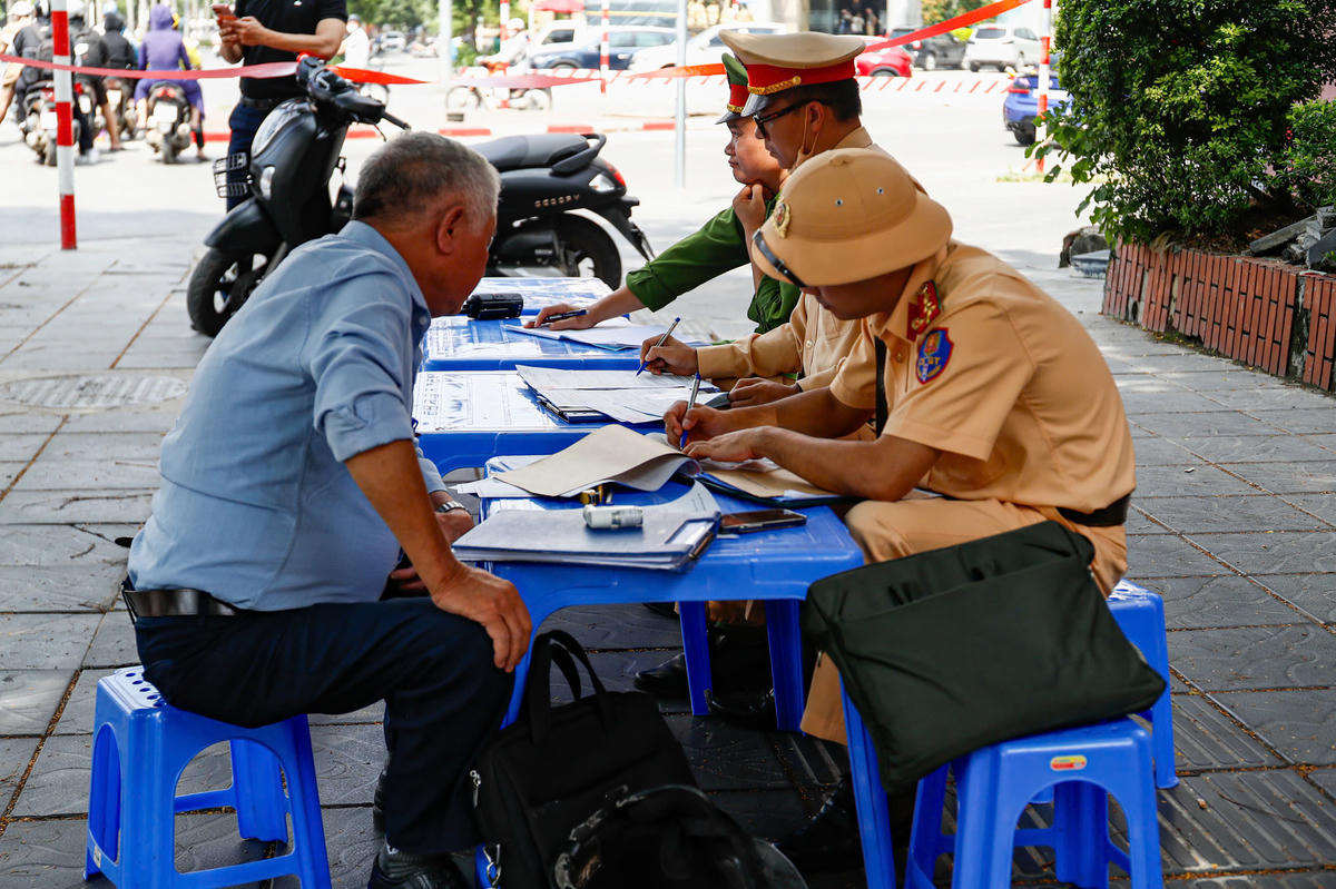 Theo đó, lực lượng chức năng tiến hành lập biên bản đối với các trường hợp vi phạm.