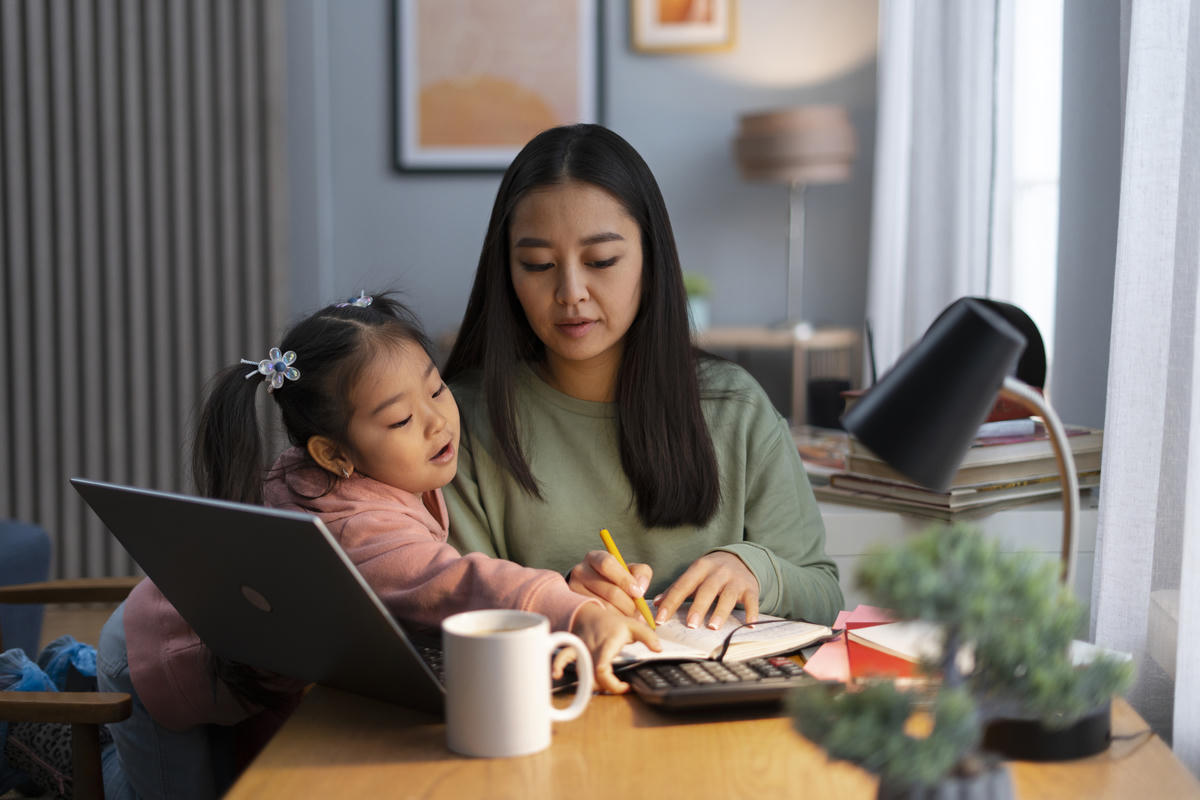 Càng bị áp lực hoàn hảo, mẹ càng dễ rơi vào trạng thái kiệt sức. Ảnh: Freepik.
