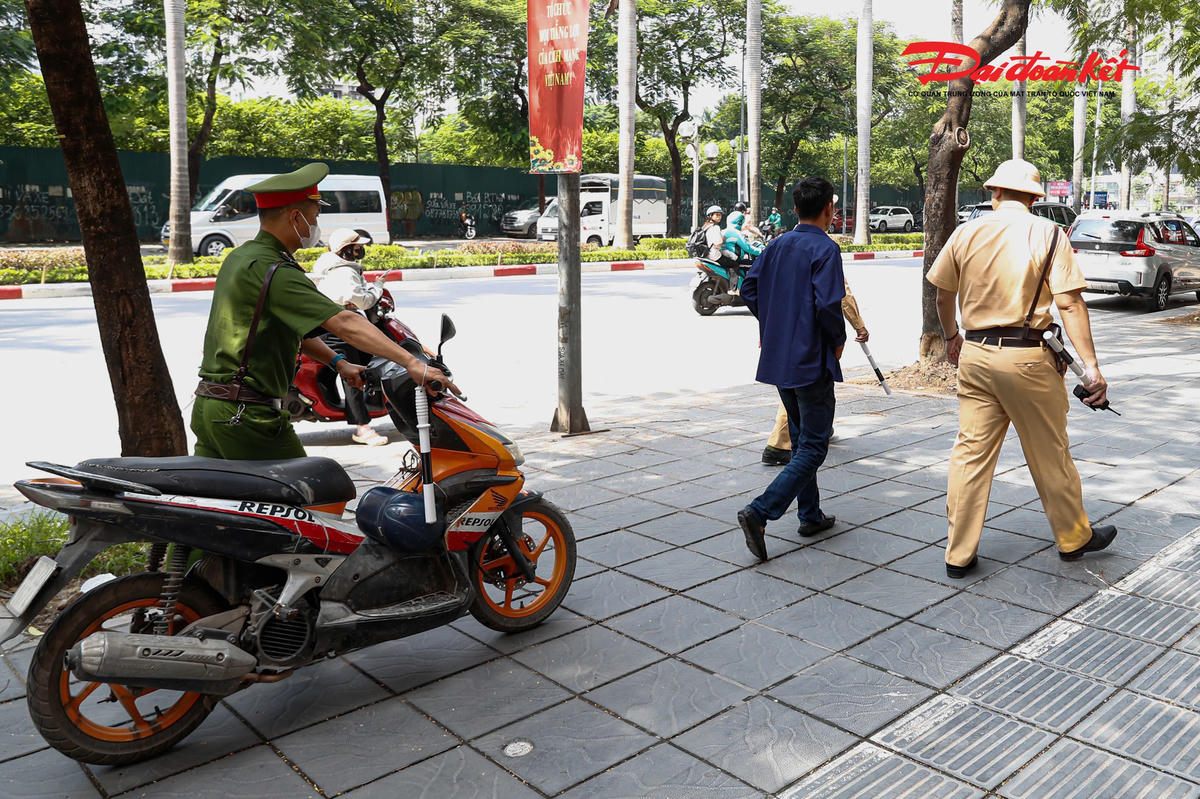 Tuy nhiên, thay vì chấp hành tài xế này&nbsp;liên tục gây khó khăn cho quá trình kiểm tra.