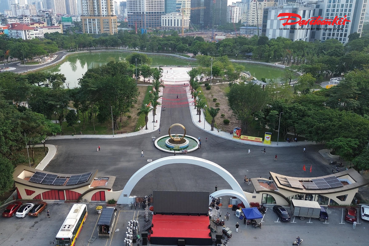 Theo ghi nhận của PV Báo Đại đoàn kết, từ tháng 2/2025, công viên Cầu Giấy đã được đầu tư hơn 66 tỷ đồng để cải tạo, nâng cấp hạ tầng và bổ sung thêm nhiều tiện ích công cộng. Đến nay, sau 8 tháng triển khai đã hoàn thành, mang đến diện mạo khang trang, hiện đại.