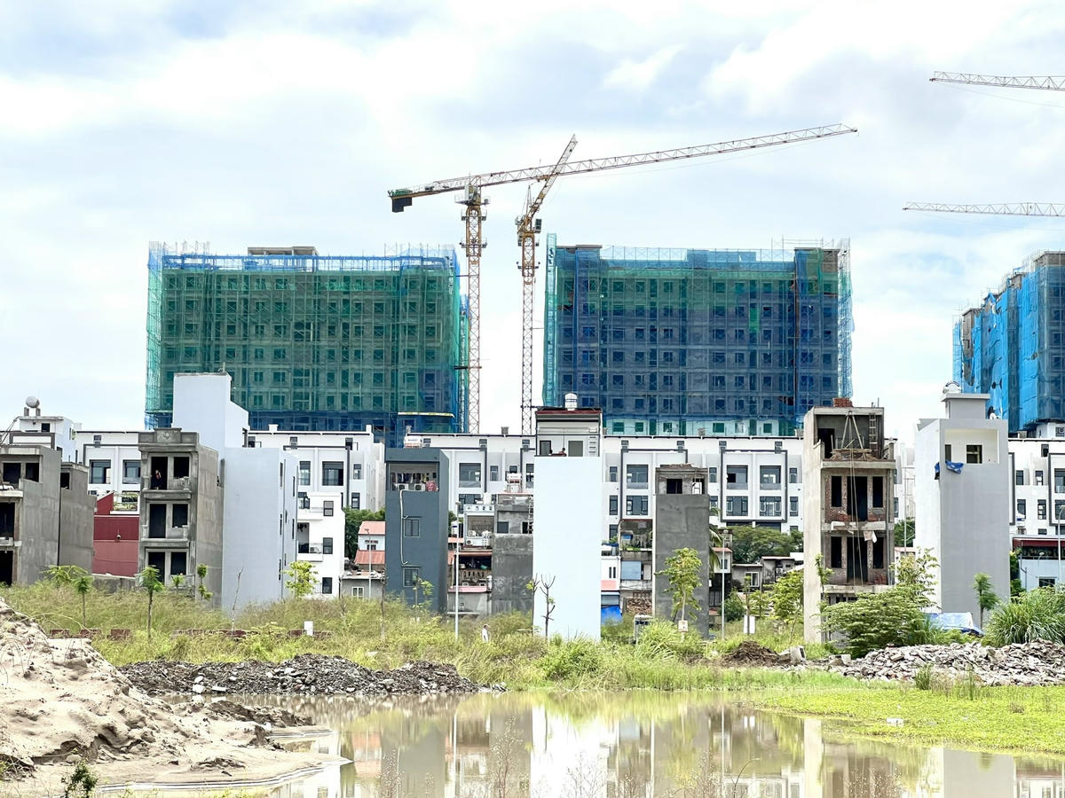 Khu TĐC ngõ 226 Lê Lai có vị trí thuận lợi, sát đường dẫn lên Cầu Hoàng Gia nối đô thị lõi Hải Phòng và Thuỷ Nguyên; gần nhiều khu nhà ở xã hội tại phường Ngô Quyền. Ảnh: PT.&nbsp;