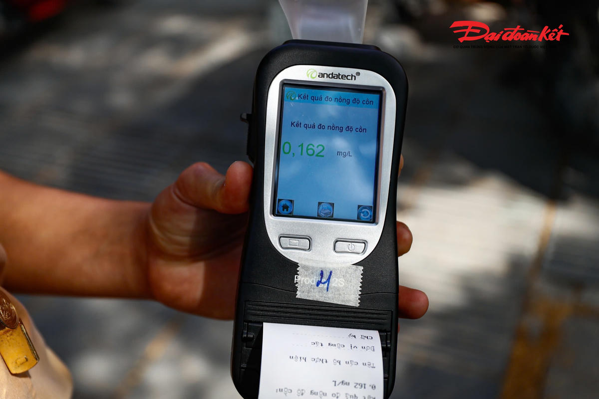 Song, bằng nghiệp vụ tổ công tác đã thuyết phục tài xế H. kiểm tra nồng độ cồn. Qua kiểm tra, tài xế này vi phạm nồng độ cồn 0,162 mg/L khí thở.