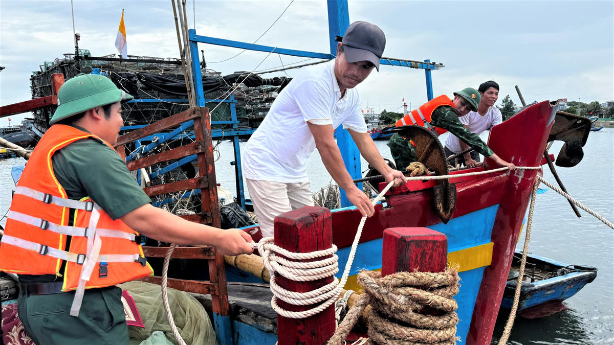 Tàu thuyền Quảng Ngãi vào cập cảng an toàn. Ảnh: CV.