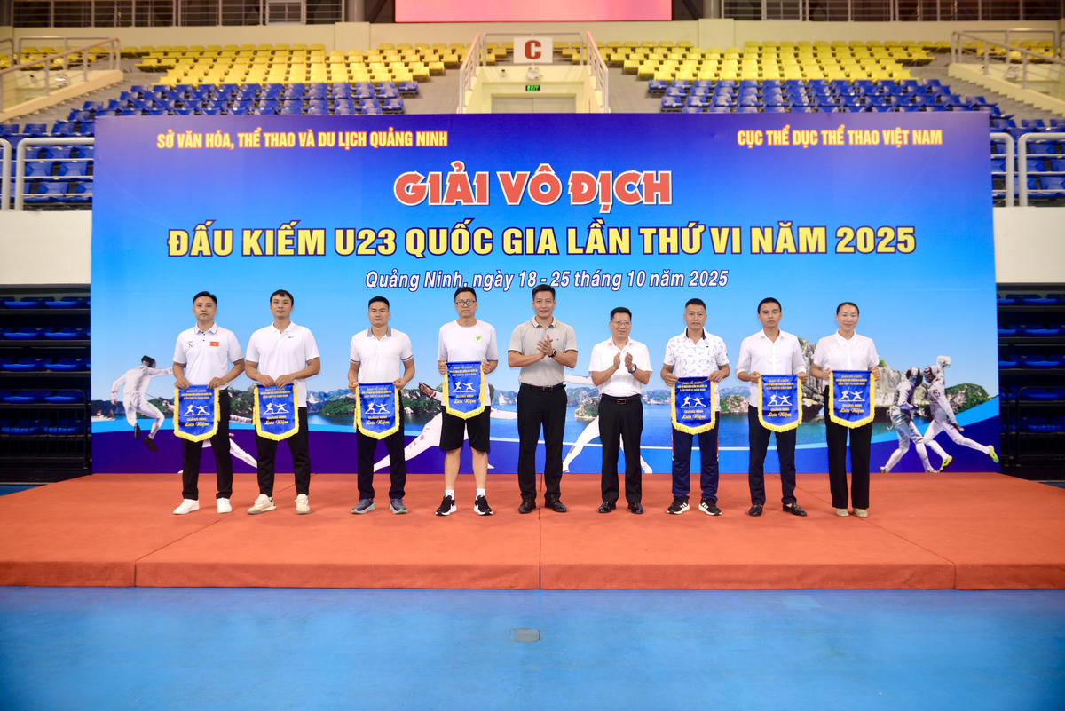 Ban tổ chức trao cờ lưu niệm cho các đoàn tham dự Giải. Ảnh: Ngọc Anh.