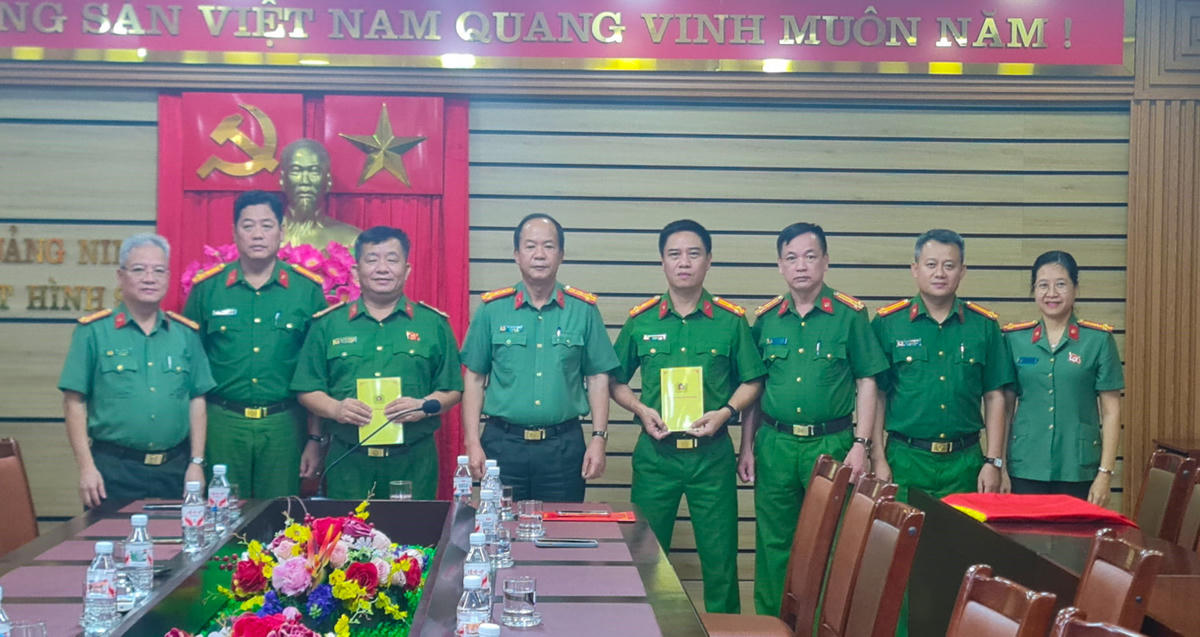 Lãnh đạo Công an tỉnh thưởng nóng Phòng Cảnh sát hình sự, Phòng Kỹ thuật hình sự vì có thành tích xuất sắc trong công tác điều tra, truy xét nhanh vụ án. Ảnh: Công an Quảng Ninh cung cấp.