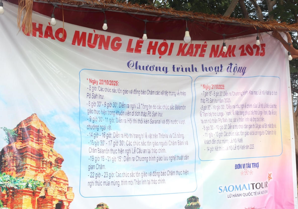Gắn bảng chương trình lễ hội tại khu vực tháp B để thông tin cho Nhân dân và du khách biết. (ảnh X.H)