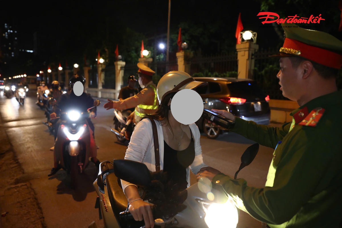 Để đảm bảo an toàn, lực lượng chức năng kiểm tra hết những trường hợp có dấu hiệu vi phạm nồng độ cồn.