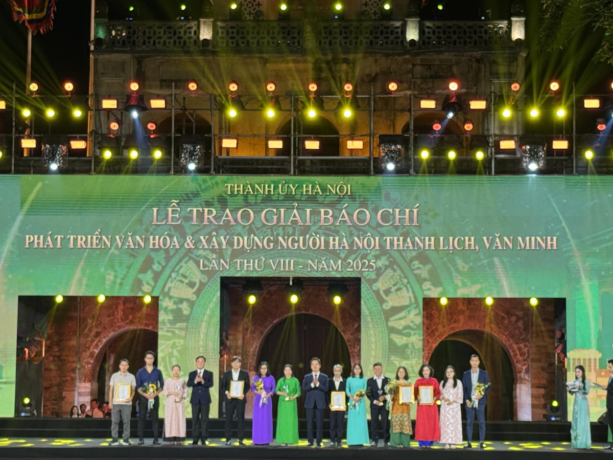 Ban Tổ chức trao giải cho nhóm tác giả đạt giả A. Ảnh: T.N