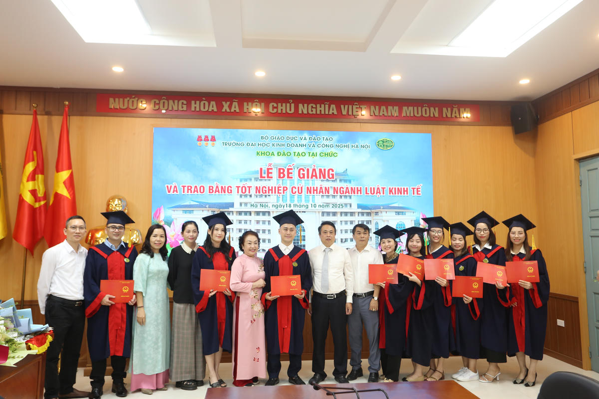  Các tân cử nhân nhận bằng tốt nghiệp.