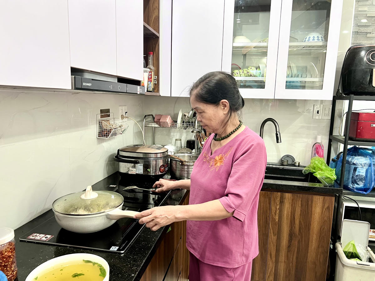 Gia đình bà Trần Thị Tình đã dọn về nhà mới ở, nhưng sử dụng "ké" điện, nước từ khu dân cư bên cạnh. Ảnh: PT.&nbsp;