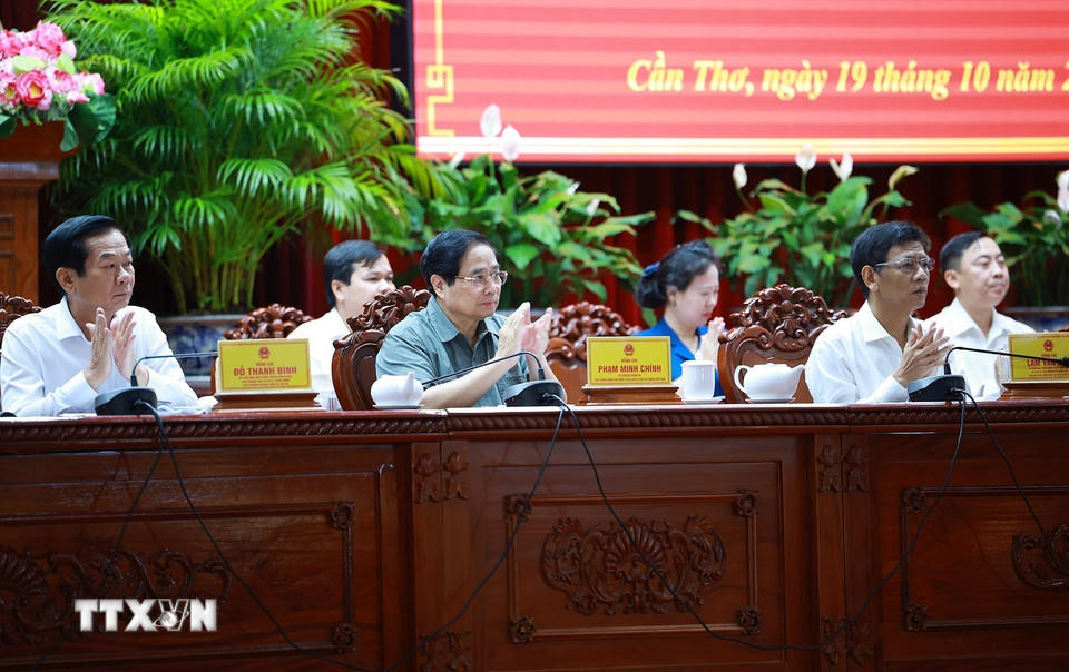 Thủ tướng Phạm Minh Chính và Đoàn đại biểu Quốc hội thành phố Cần Thơ tiếp xúc cử tri trước Kỳ họp thứ 10, Quốc hội khóa XV. (Ảnh: Dương Giang/TTXVN).