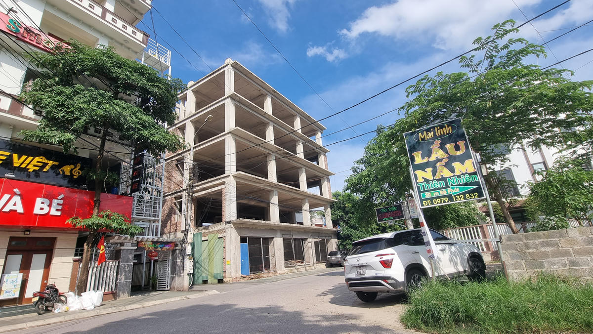 Tương tự là tòa thương mại Gấu Đôi tại KDC số 10 Phan Đình Phùng đã bị đình chỉnh thi công và phải tháo dỡ từ năm 2021. Mặc dù khu đất phù hợp quy hoạch thương mại, nhưng vì chủ đầu tư chưa hoàn thiện hồ sơ pháp lý theo quy định . Ảnh: Toán Nguyễn.
