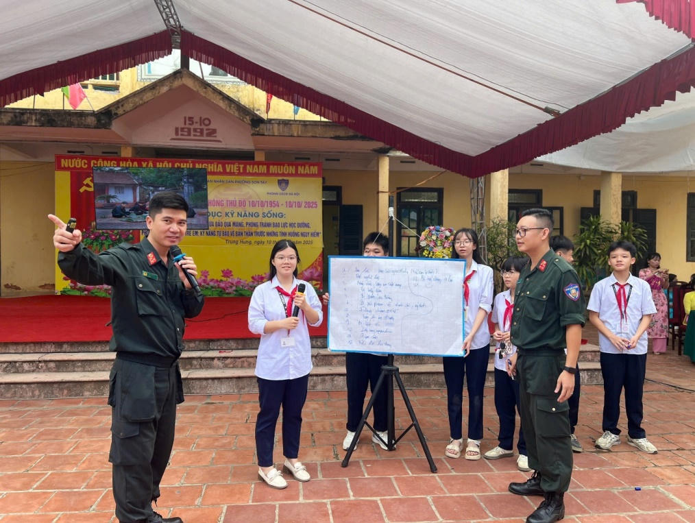 Cán bộ, chiến sĩ Phòng Cảnh sát Cơ động – Công an TP Hà Nội giao lưu, hướng dẫn kỹ năng phòng, chống bạo lực học đường và xâm hại trẻ em 
cho học sinh Trường THCS Trung Hưng (phường Sơn Tây). 
