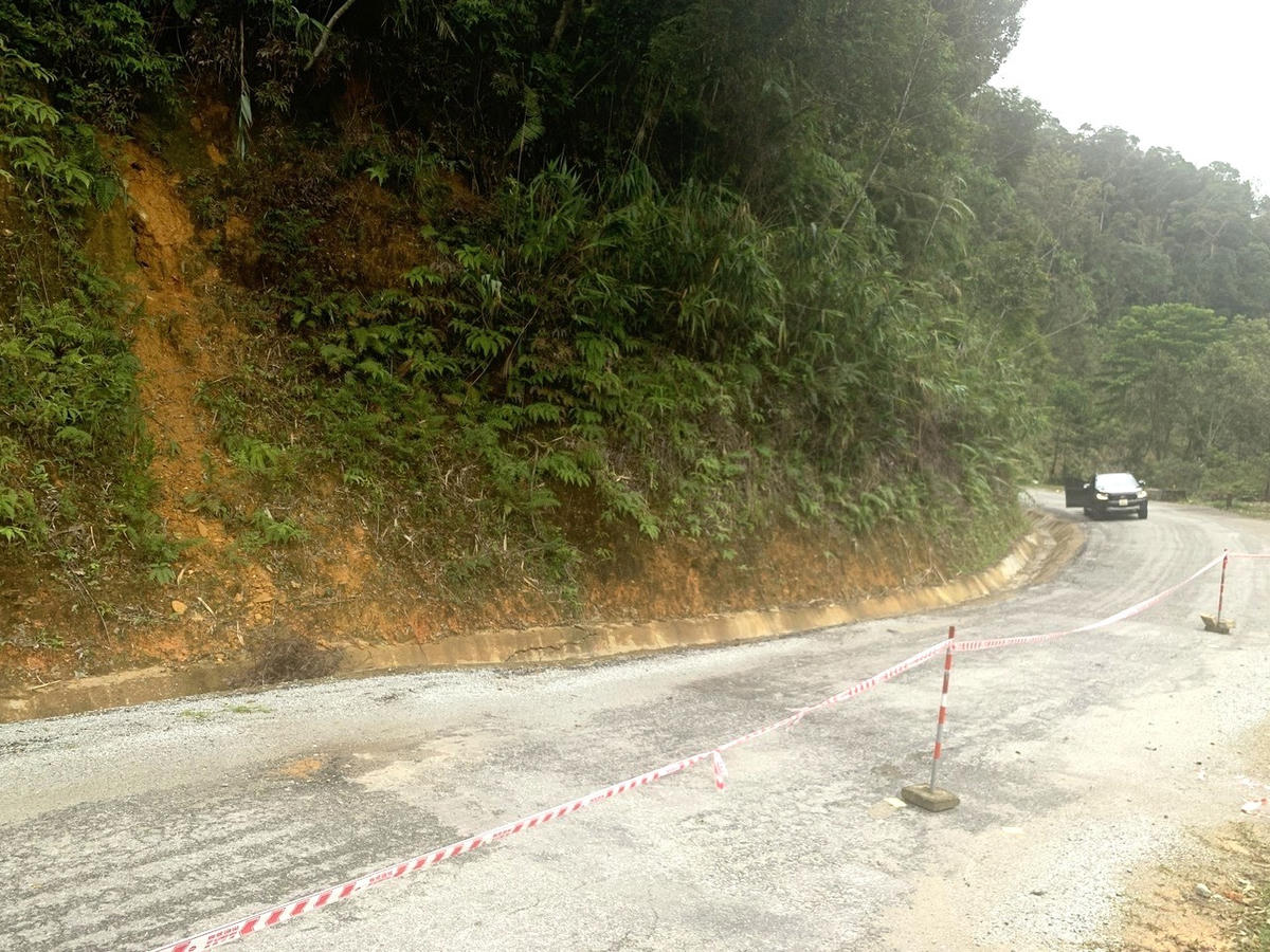 Mặt đường ĐT606 tại km23+480 bị sụt lún. Ảnh: CV.