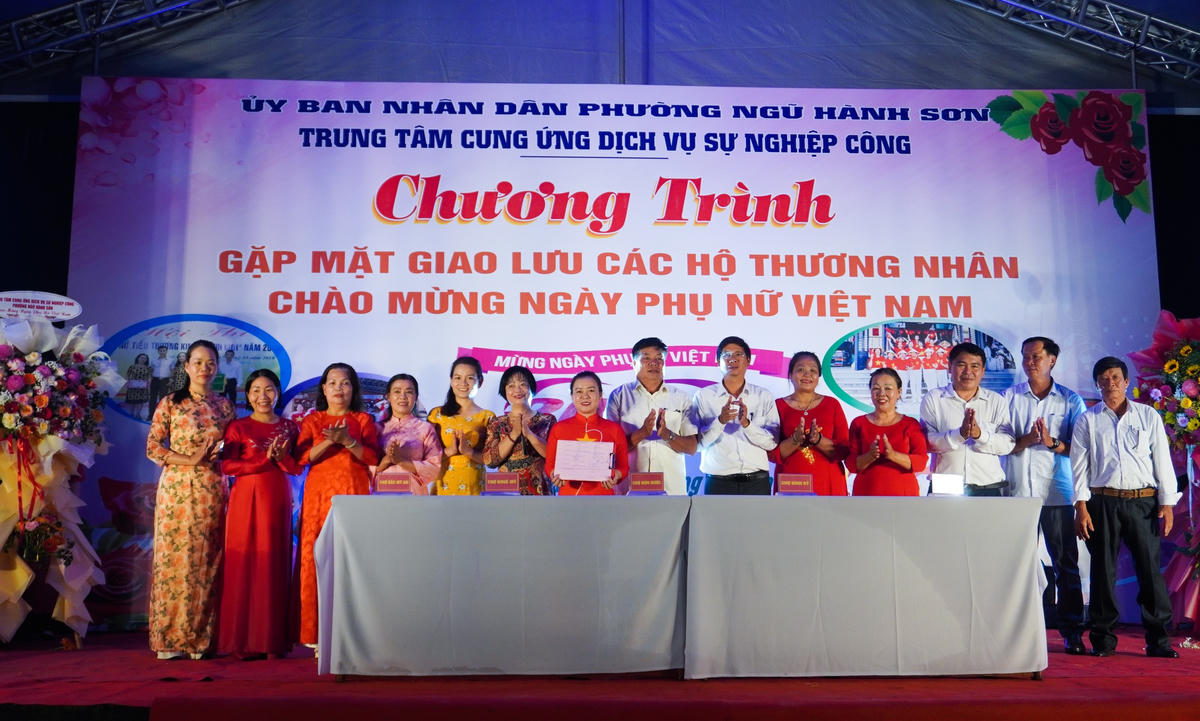 Ký kết thực hiện văn minh thương mại các chợ phường Ngũ Hành Sơn. Ảnh: Như Ý. 