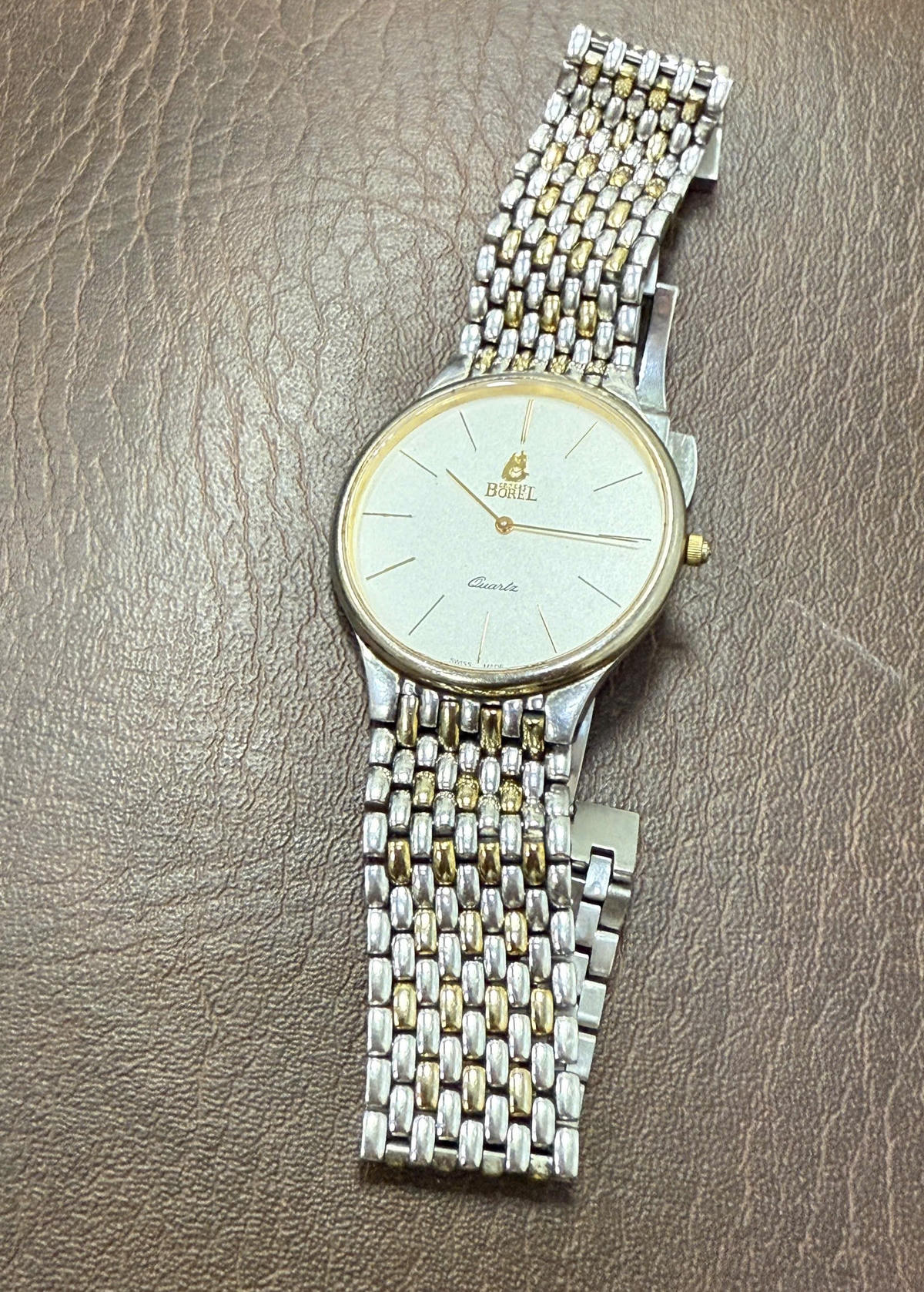 Chiếc đồng hồ có nhiều ý nghĩa kỷ niệm với ông Nguyễn Văn Tuấn. Ảnh: Nguyễn Tú.