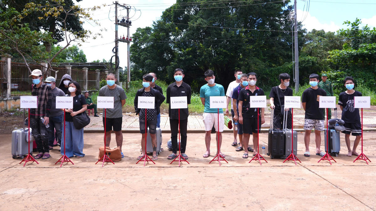 Các công dân bị nghi ngờ làm việc tại các khu vực lừa đảo trực tuyến. Ảnh: M.P.