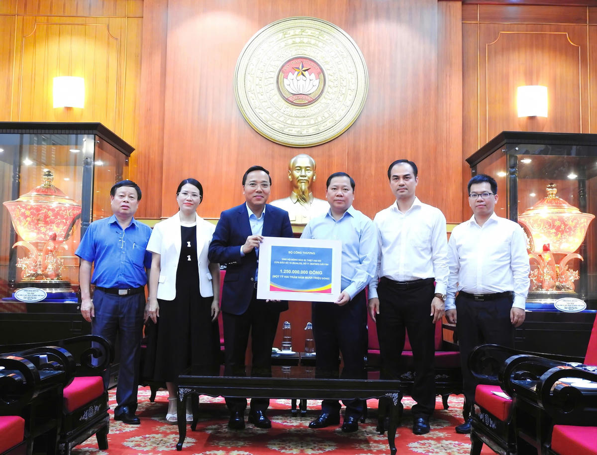 Ông Nguyễn Phi Long, Ủy viên Dự khuyết Ban chấp hành Trung ương Đảng, Phó Bí thư Đảng ủy MTTQ, các đoàn thể Trung ương  tiếp nhận ủng hộ từ Bộ Công Thương. Ảnh: Văn Hoa