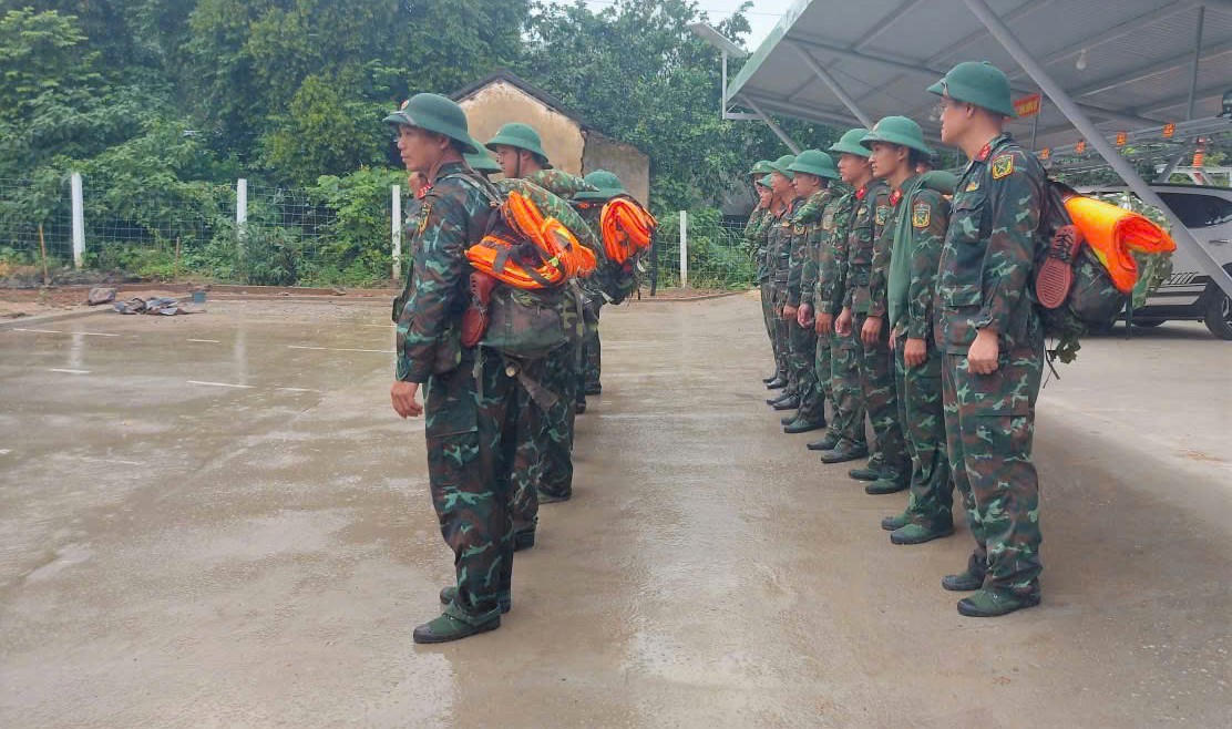 Lực lượng chức năng TP Đà Nẵng sẵn sàng ứng phó bão số 12 và mưa lớn kéo dài. Ảnh: Chí Đại.