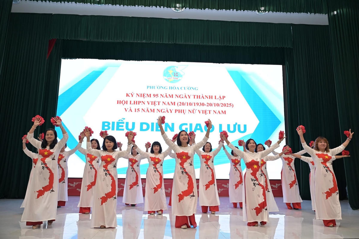 Trình diễn dân vũ tại ngày hội. Ảnh: Thanh Nhã.