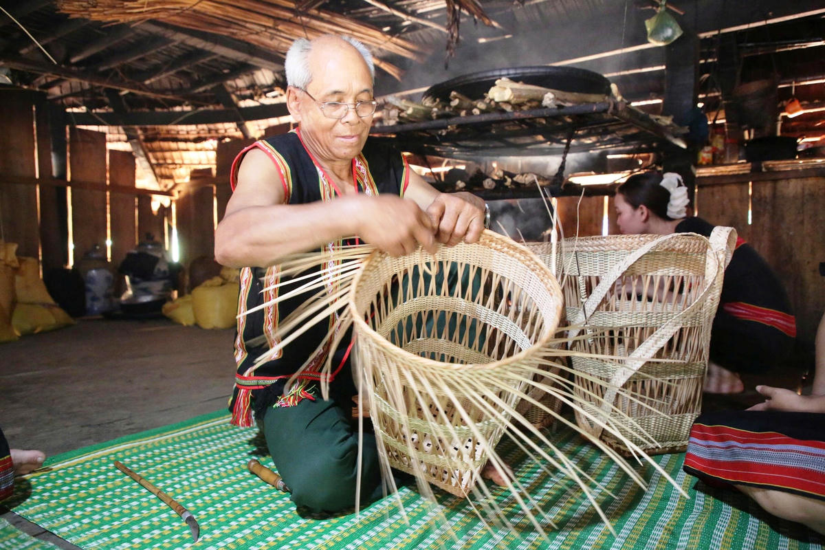 Ông Phong Nhấp miệt mài giữ nghề đan lát. 	Ảnh: Tấn Thành