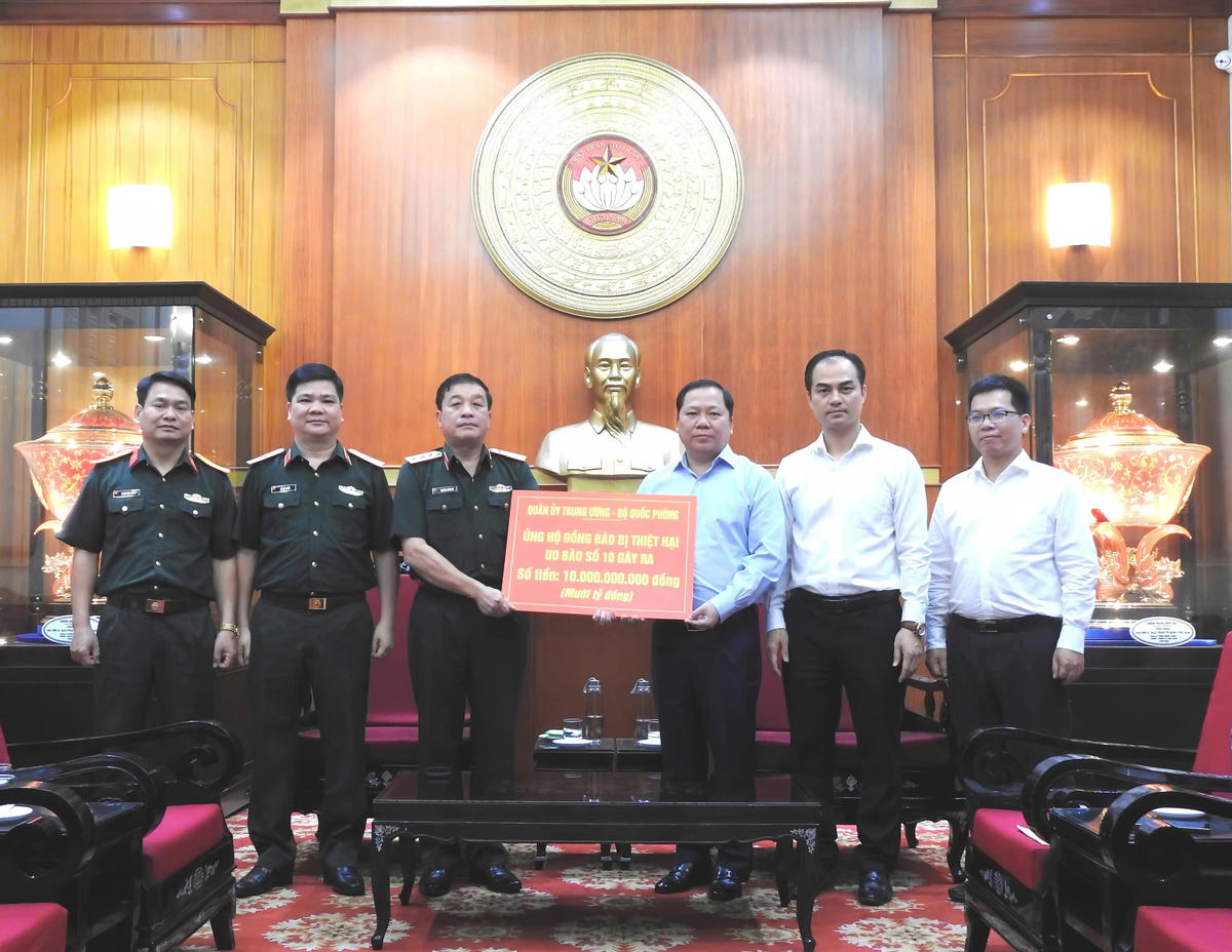 Ông Nguyễn Phi Long, Ủy viên Dự khuyết Ban chấp hành Trung ương Đảng, Phó Bí thư Đảng ủy MTTQ, các đoàn thể Trung ương  tiếp nhận ủng hộ từ Quân ủy Trung ương, Bộ Quốc phòng. Ảnh: Văn Hoa