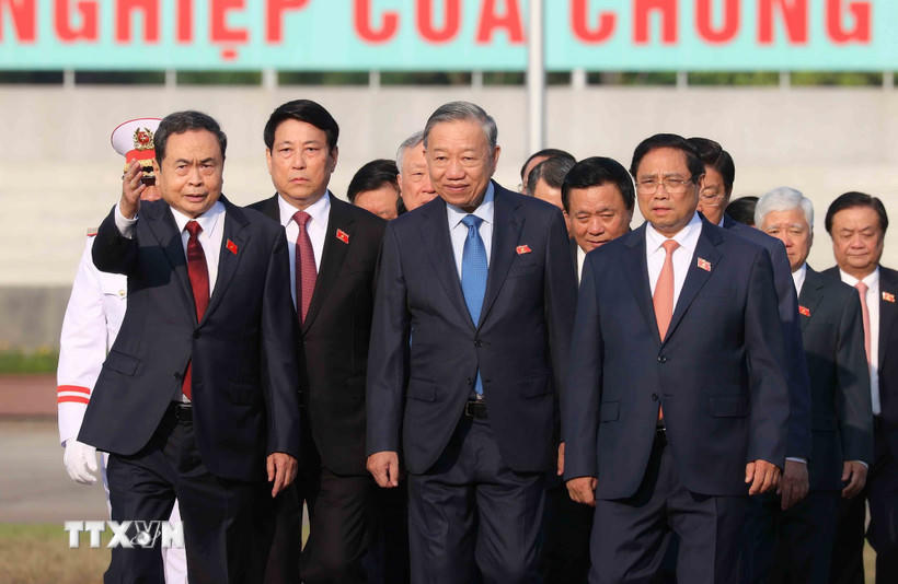 Kết thúc lễ viếng, các đại biểu Quốc hội sang Nhà Quốc hội chuẩn bị dự Lễ khai mạc Kỳ họp thứ 10, Quốc hội khóa XV. (Ảnh: An Đăng/TTXVN).