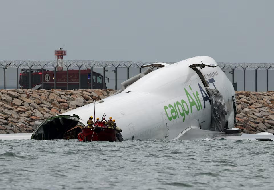 Nhân viên cứu hộ có mặt tại hiện trường vụ tai nạn tại Sân bay Quốc tế Hồng Kông ở Hồng Kông, Trung Quốc. Nguồn: Reuters.