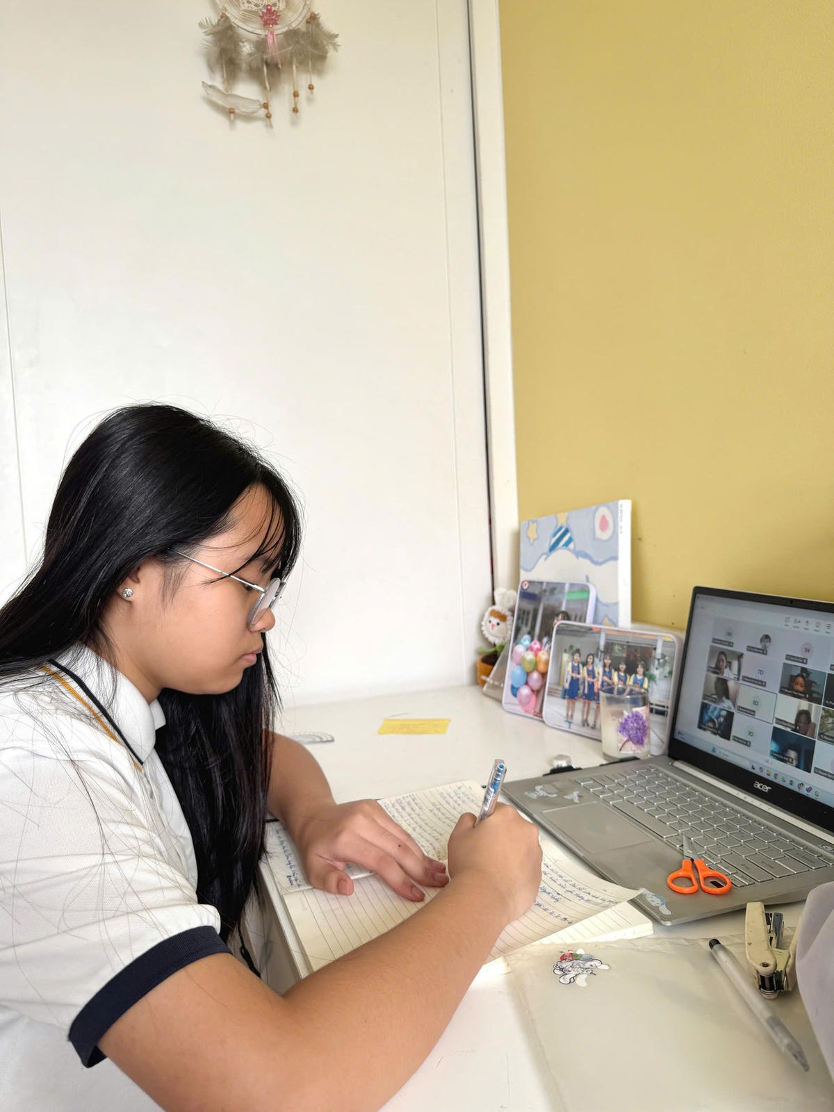 Học sinh Hà Nội học trực tuyến ứng phó với bão số 10 (ảnh Trương THPT May- Academy)