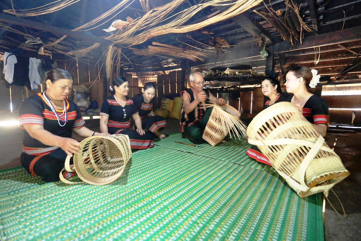 Nghề đan gùi truyền thống của người Giẻ Triêng đang được truyền cho thế hệ trẻ. 	Ảnh: Tấn Thành