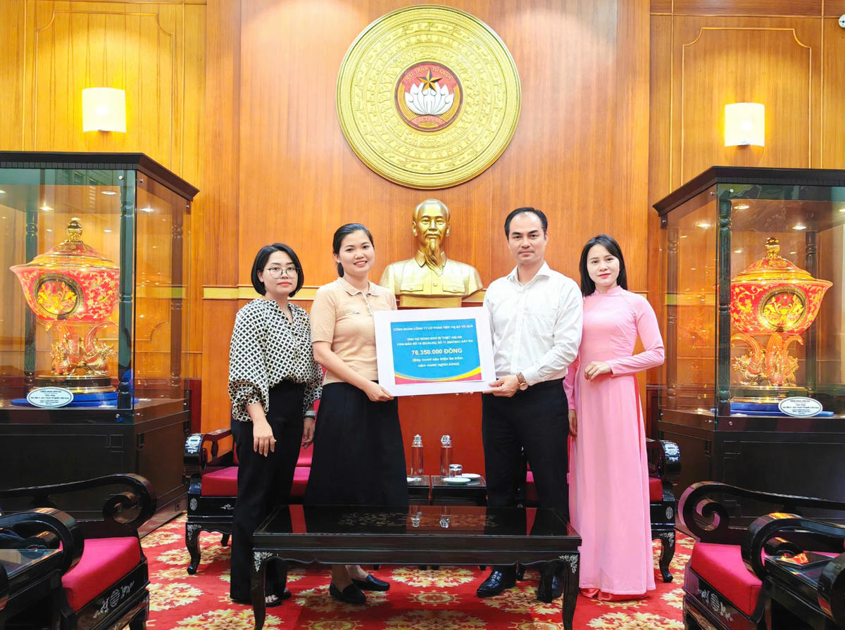 Ủy ban Trung ương MTTQ Việt Nam tiếp nhận ủng hộ từ Công đoàn Công ty Cổ phần tiếp thị Sô Tô quà. Ảnh: Văn Hoa