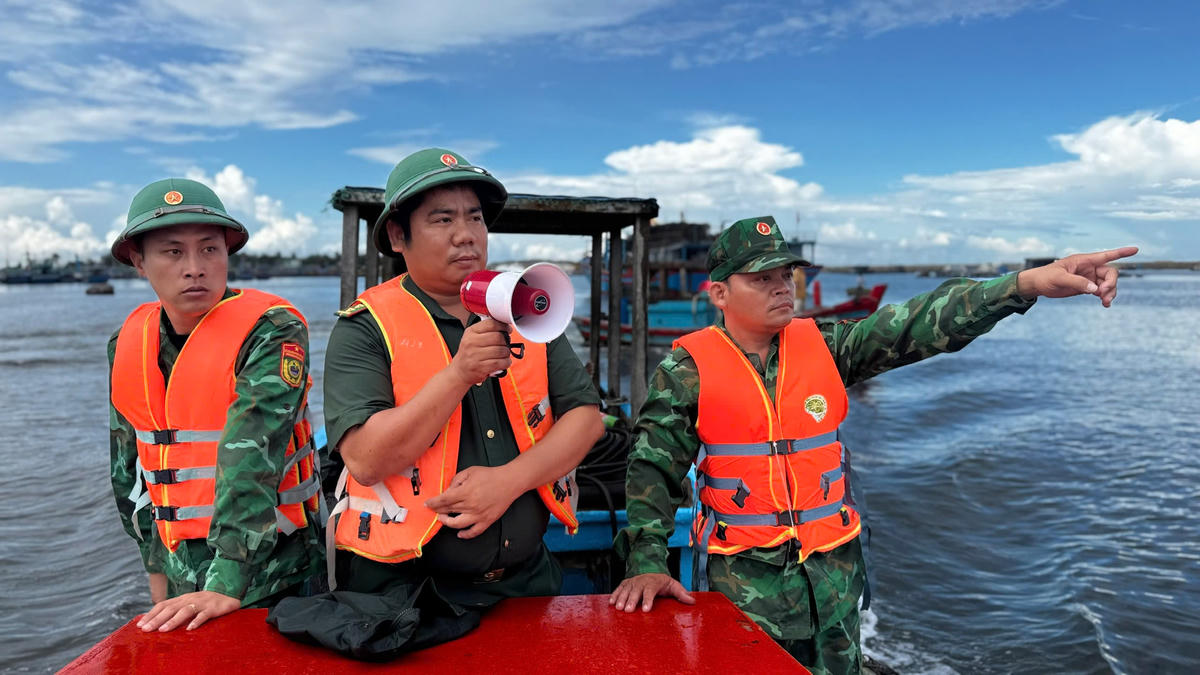Lực lượng chức năng kêu gọi tàu thuyền vào trú bão số 12. Ảnh: CV.