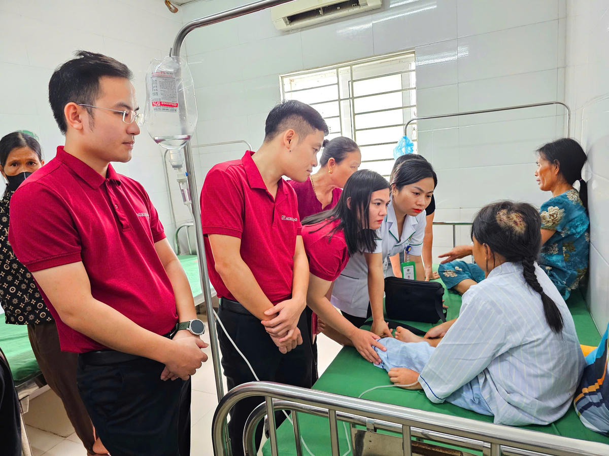 Đại diện Agribank Chi nhánh Hà Tĩnh tới bệnh viện thăm hỏi cháu H.T.N.L.