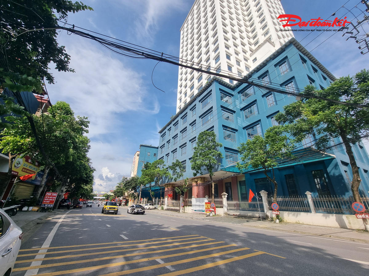 Tòa nhà cao gần 30 tầng này trong tình trạng đóng cửa để đấy. Ảnh: Toán Nguyễn.