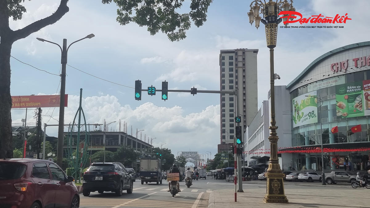 Điểm chung của các dự án là đều&nbsp;xây dựng ở vị trí đất vàng, trên những tuyến phố trung tâm của tỉnh Thái Nguyên. Điều này không chỉ gây mất mỹ quan đô thị, mà còn thể hiện sự lãng phí lớn về đất đai và nguồn lực đầu tư. Ảnh: Toán Nguyễn.